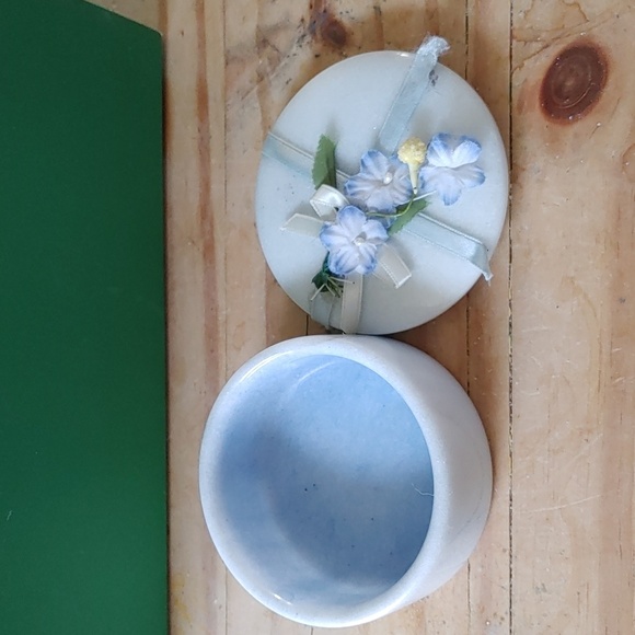 Exquisite ceramic trinketbox - Picture 2 of 4